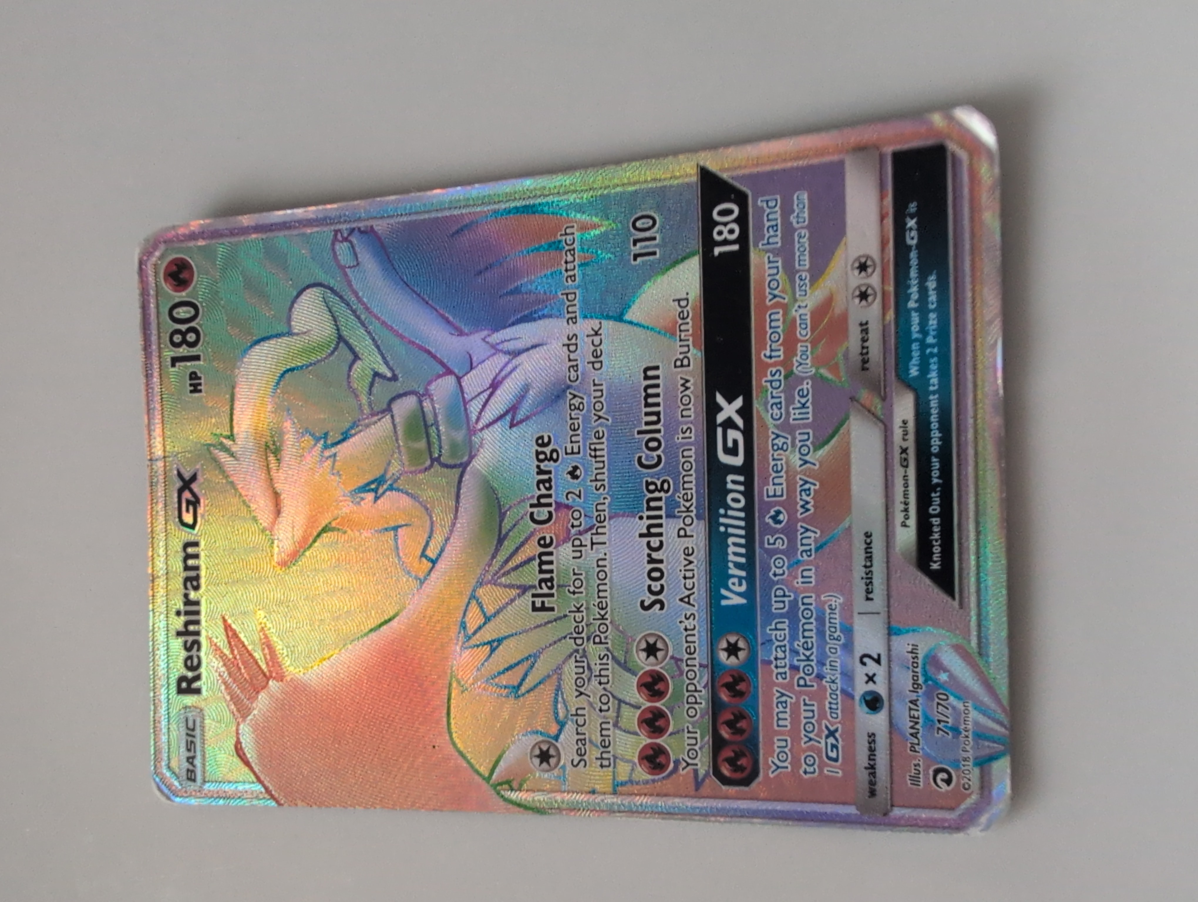 Forside av Reshiram GX